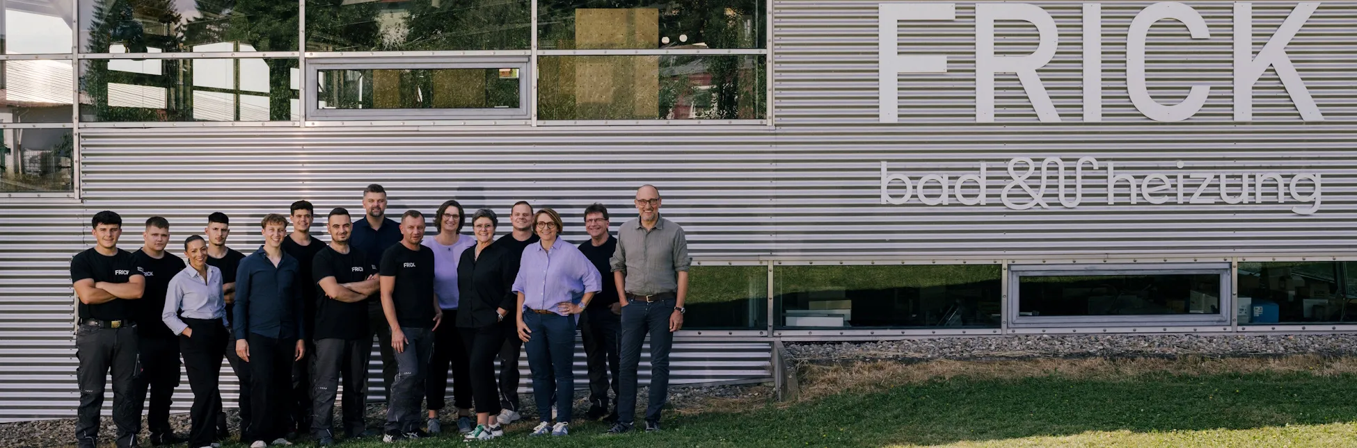 Das Team von Frick GmbH vor ihrem Firmengebäude.