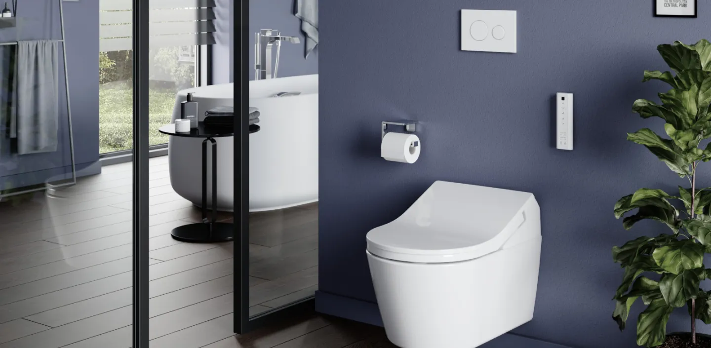 Ein elegantes Badezimmer mit einem wandmontierten weißen WASHLET vor einer dunkelblauen Wand.  