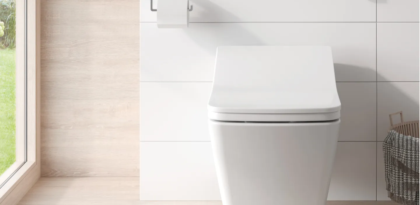 Ein modernes, wandhängendes Bidet-Toilettensystem in einem minimalistischen Badezimmer mit weißen Wandfliesen.