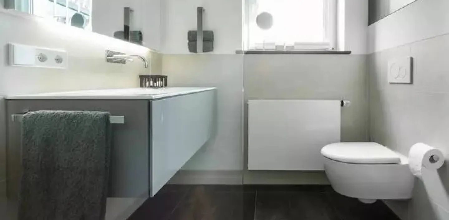 Badezimmer mit geradlinigem, schlichten Designkonzept