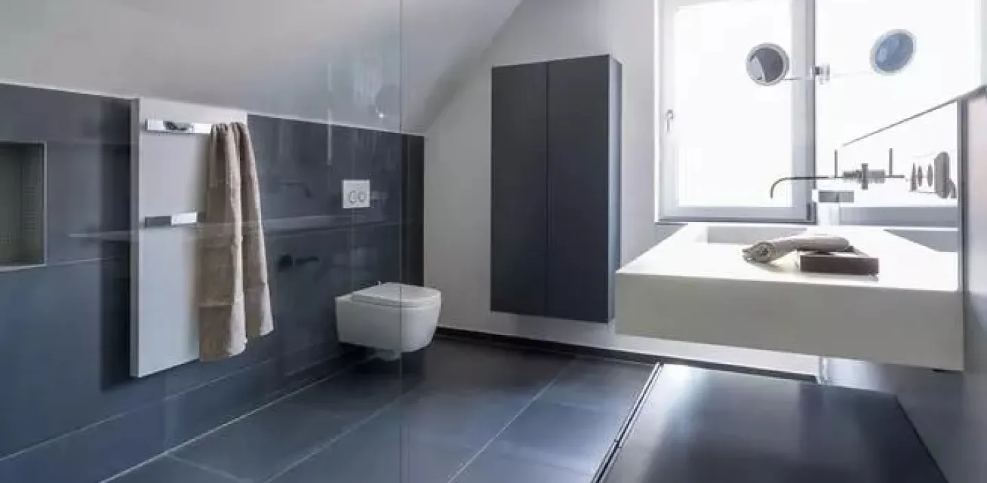 Schlichtes, elegantes Wohnbad