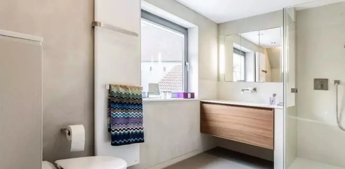 Helles Dach-Badezimmer