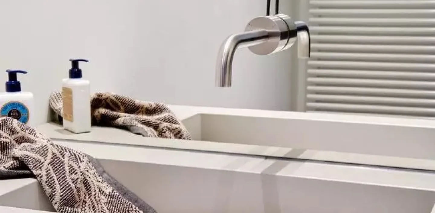 Waschbecken in massivem Betonwaschtisch