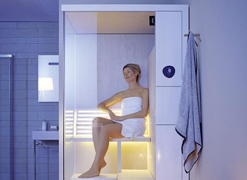 Frau sitzt in Sauna Inipi von Duravit.