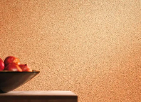 Eine stilvolle Innenraumgestaltung mit Wänden, die mit Lehm-Kalk-Putz versehen sind. Die Struktur des Putzes verleiht der Wand eine natürliche und elegante Optik. Der Raum wirkt hell und einladend, und die Textur des Putzes trägt zu einem gesunden Raumklima bei, indem sie die Feuchtigkeit reguliert. Im Vordergrund des Bildes sind keine weiteren Möbel oder Dekorationen sichtbar, sodass die Wandstruktur im Mittelpunkt steht.