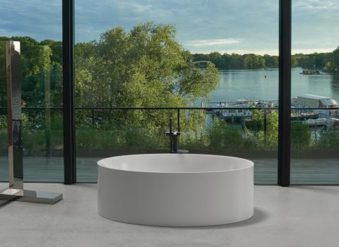 Badewanne BetteEve oval freihstehend in Weiß mit Blick auf einen See