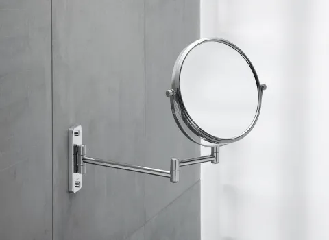 Wandhängender, ausklappbarer Kosmetikspiegel in Silber.