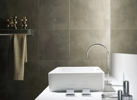 Rechteckiges Waschbecken in Weiß mit Armatur Mem in Chrom vor Wandspiegel