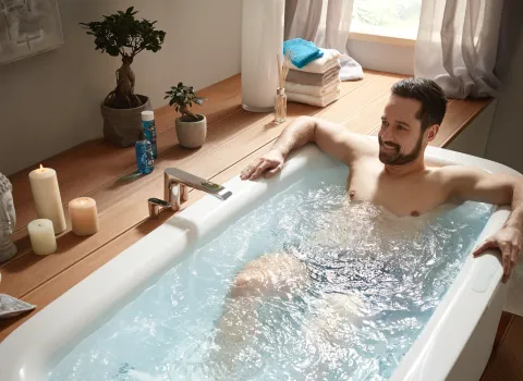 Ein Mann nimmt ein entspannendes Whirlbad in der Whirlwanne Nivalis von Mauersberger.