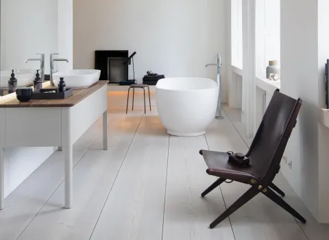 Skandinavischer Badezimmer-Stil mit Badmöbeln der Serie luv von Duravit.