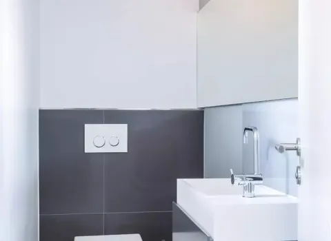 Gäste-WC in Anthrazit und weiß