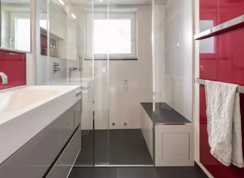 Dampfdusche mit einladendem Sitzbereich