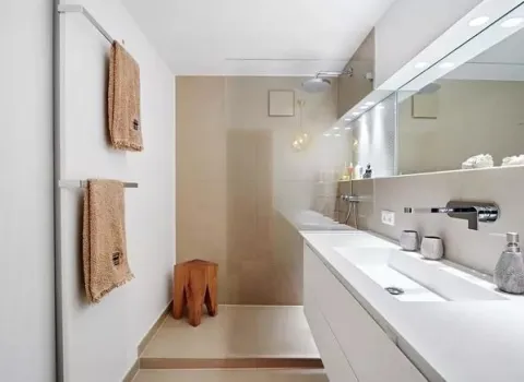 Dusche mit kristallklarer Trennwand zur optischen Raumvergrößerung