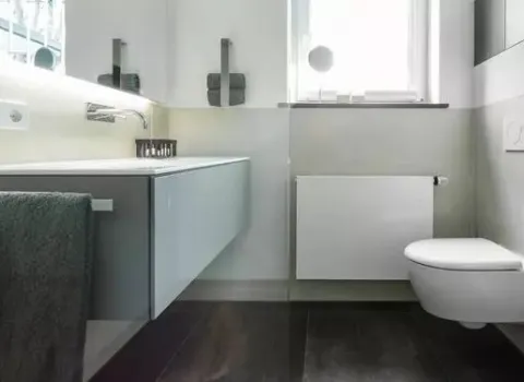 Badezimmer mit geradlinigem, schlichten Designkonzept