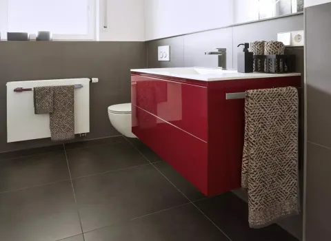 Kleines Platzwunder mit Spiegelschrank und rotem Waschtisch