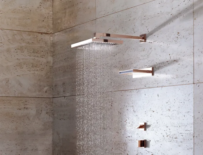 Regendusche in Rosengold an Natursteinwand 