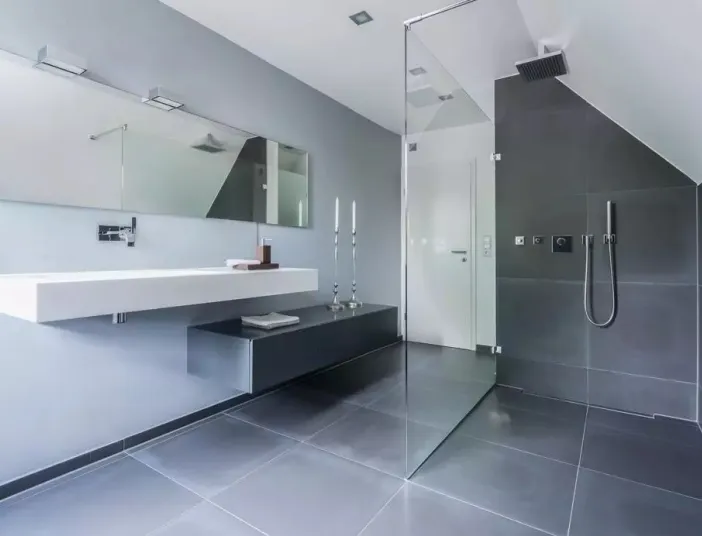 Großzügige Regendusche und schlichter, eleganter Waschtisch