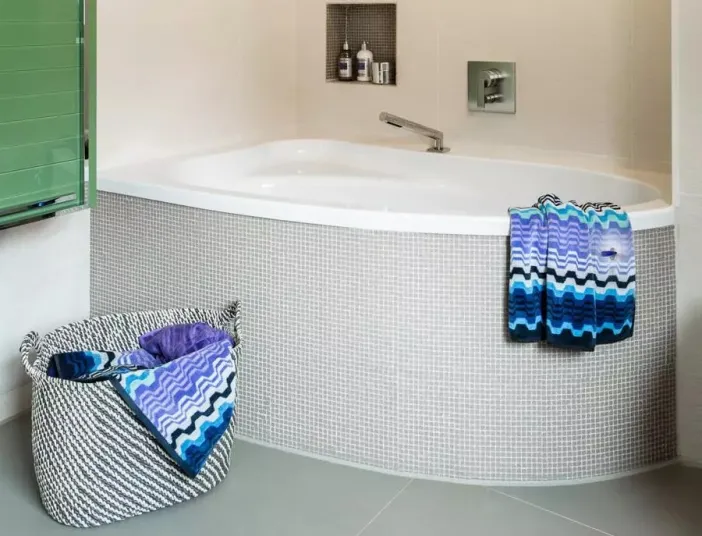 Helles Dachbadezimmer mit Badewanne