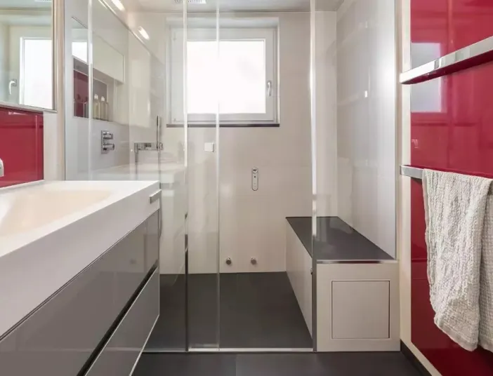 Dampfdusche mit einladendem Sitzbereich