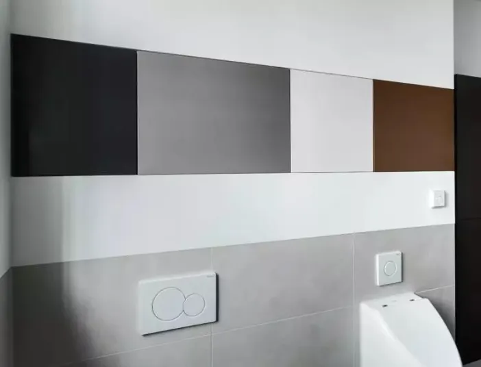 Stauraum durch in die Wand eingelassene Regalsysteme