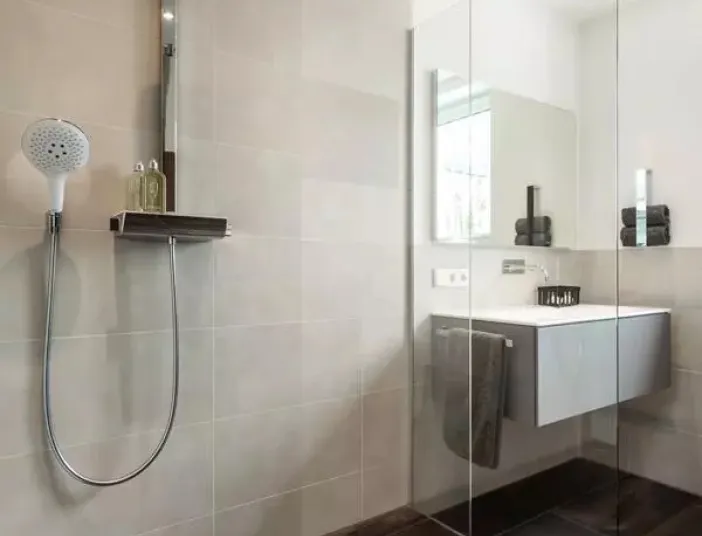 Großzügige Dusche mit Kopf- und Handbrause Raindance Connect